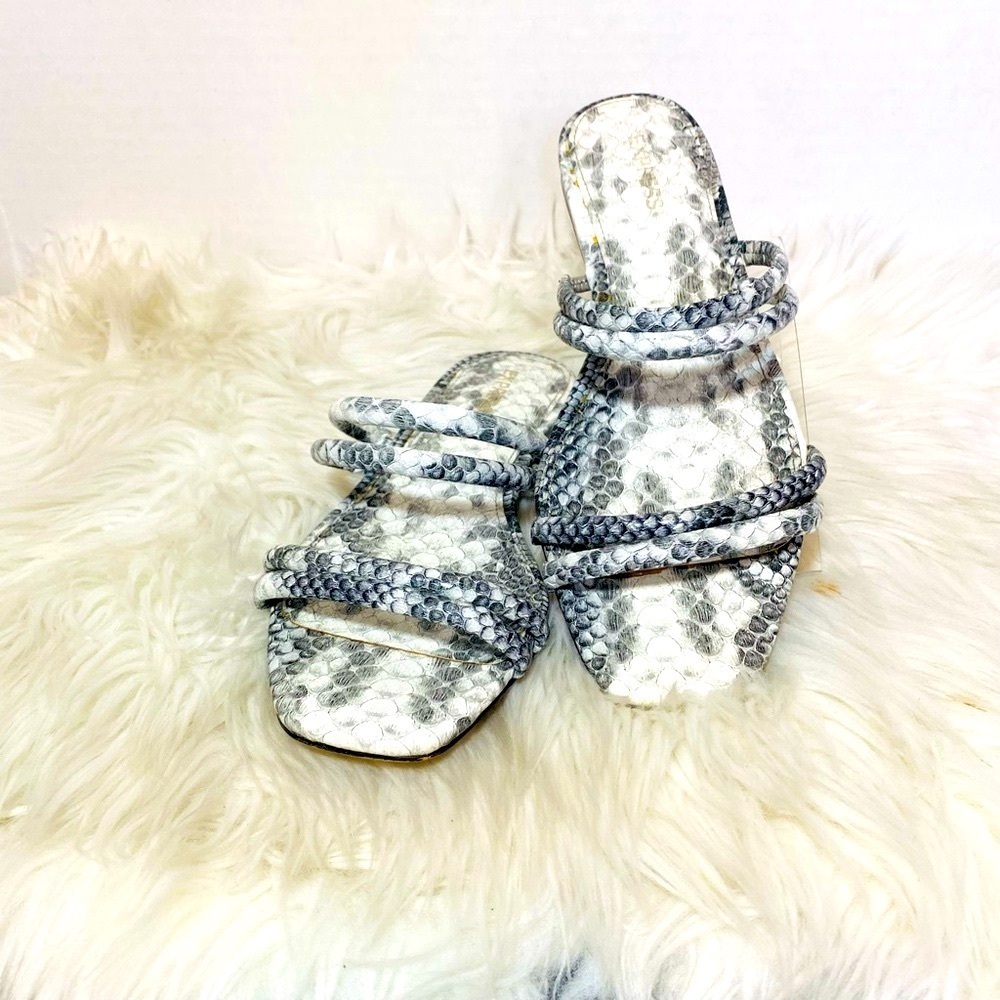 Express Black and White Open-Toed Sandals Sz-7